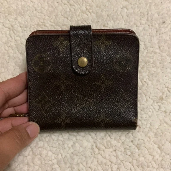 LV short wallet